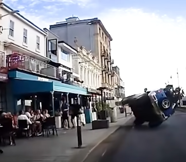 https://cdn.road.cc/wp-content/uploads/roadcc/bollardcar.png