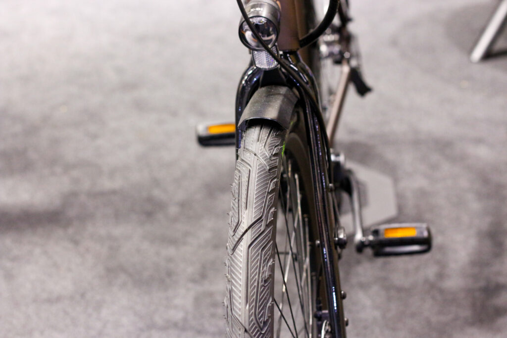 Continental Pure Contact commuter tyre-3