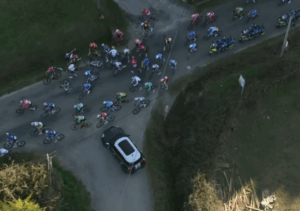 Driver makes their way onto course, causing crash at Étoile de Bessèges (Eurosport) 2