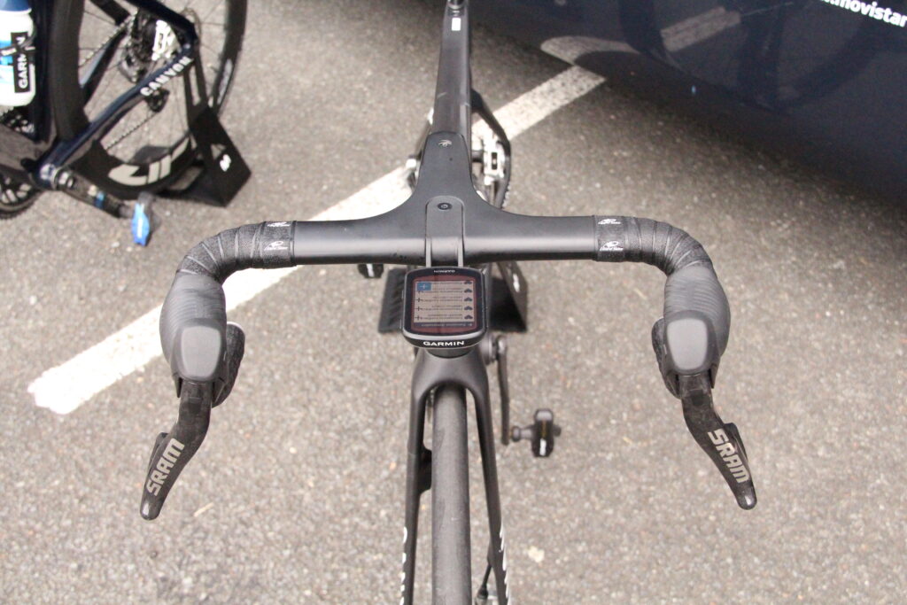 Dauphiné 2025 Enric Mas Movistar bars