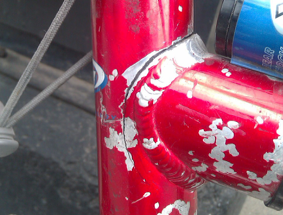 Frame crack (CC BY 2.0 garycycles7|Flickr)