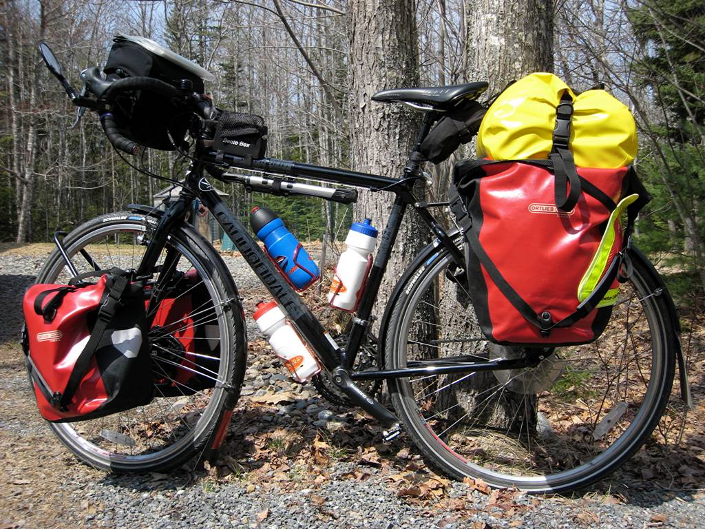 Fully loaded touring bike (CC BY-NC-ND 2.0 Michael Rosenstein:Flickr)