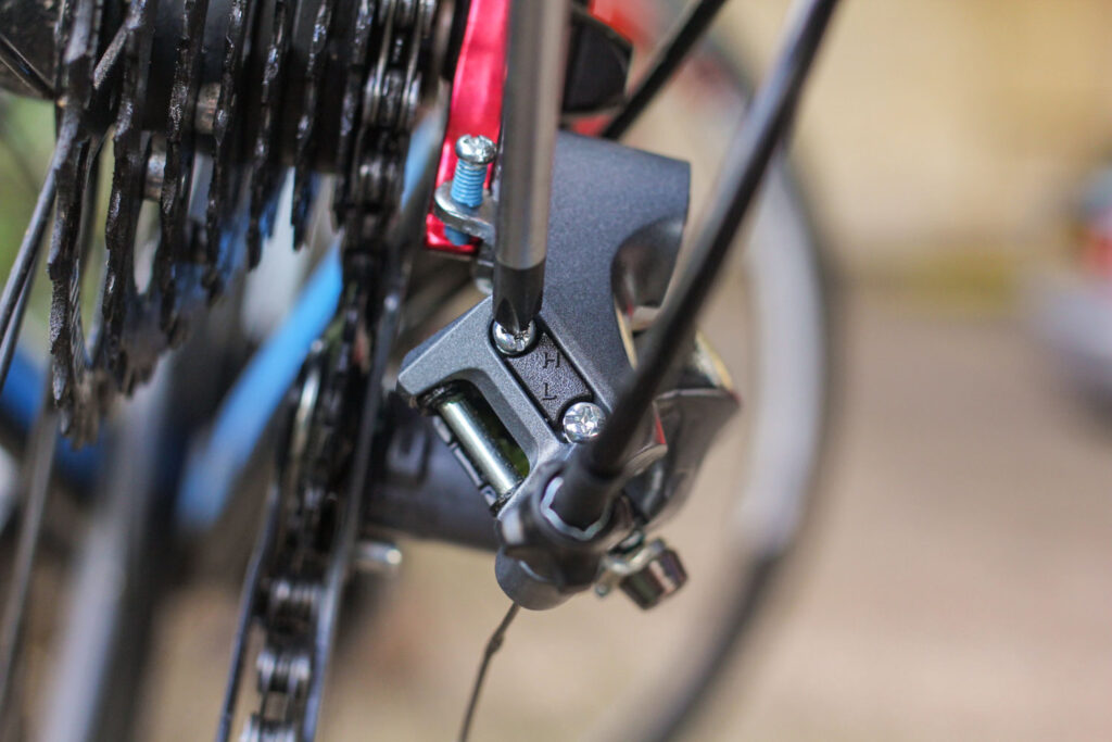 How to adjust an indexed rear derailleur 05