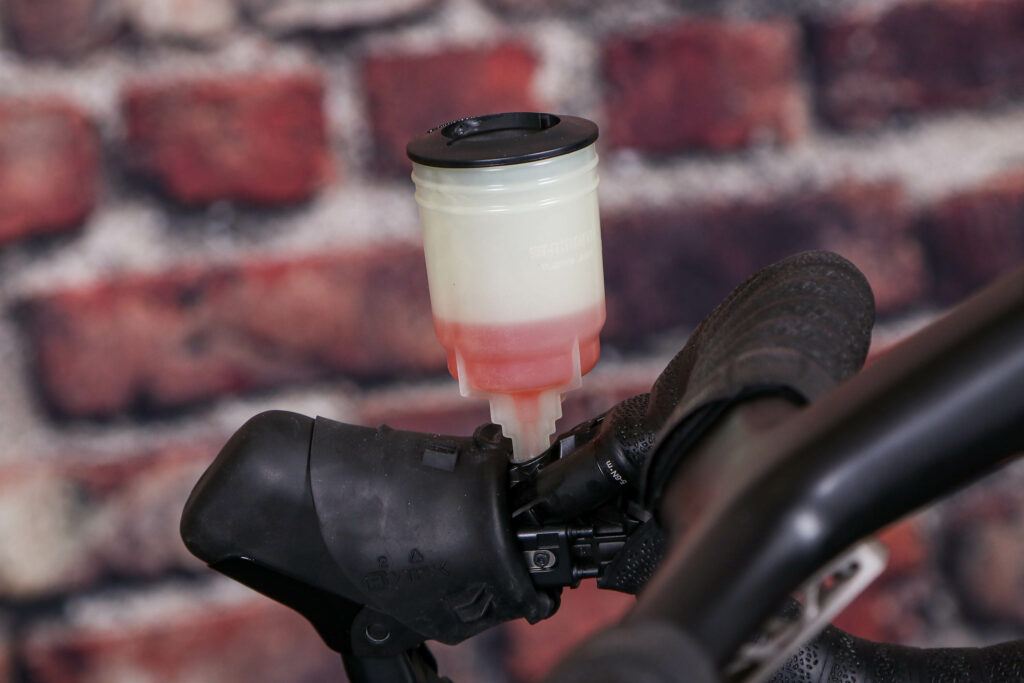 How to bleed Shimano hydraulic disc brakes &ndash; 17 &ndash; funnel filling up