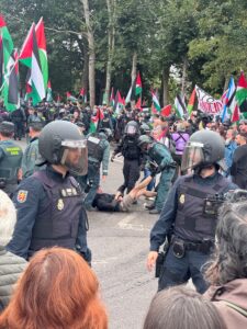 Protestors at the Vuelta finish line s16