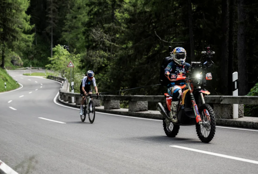 Tom Pidcock towed by Matthias Walkner