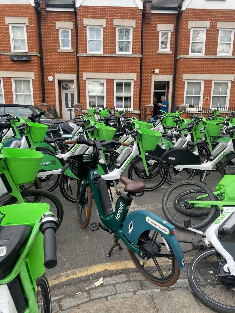 Lime bikes parked on Putney street during Boat Race (Wandsworth Beat, Facebook) 2