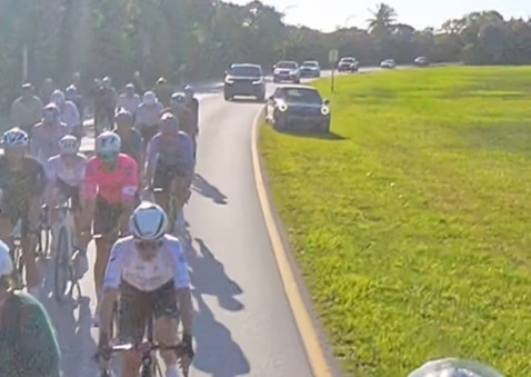 Mini driver overtakes group of cyclists on grass in Miami 5