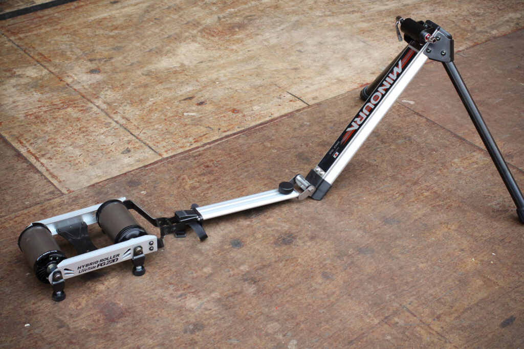 Minoura Hybrid Roller FG220 2.jpg