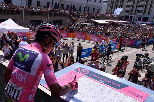 Nairo Quintana at the start of Stage 20 of the 2017 Giro d'Italia (LaPresse - D'Alberto, Ferrari, Paolone, Spada).jpg