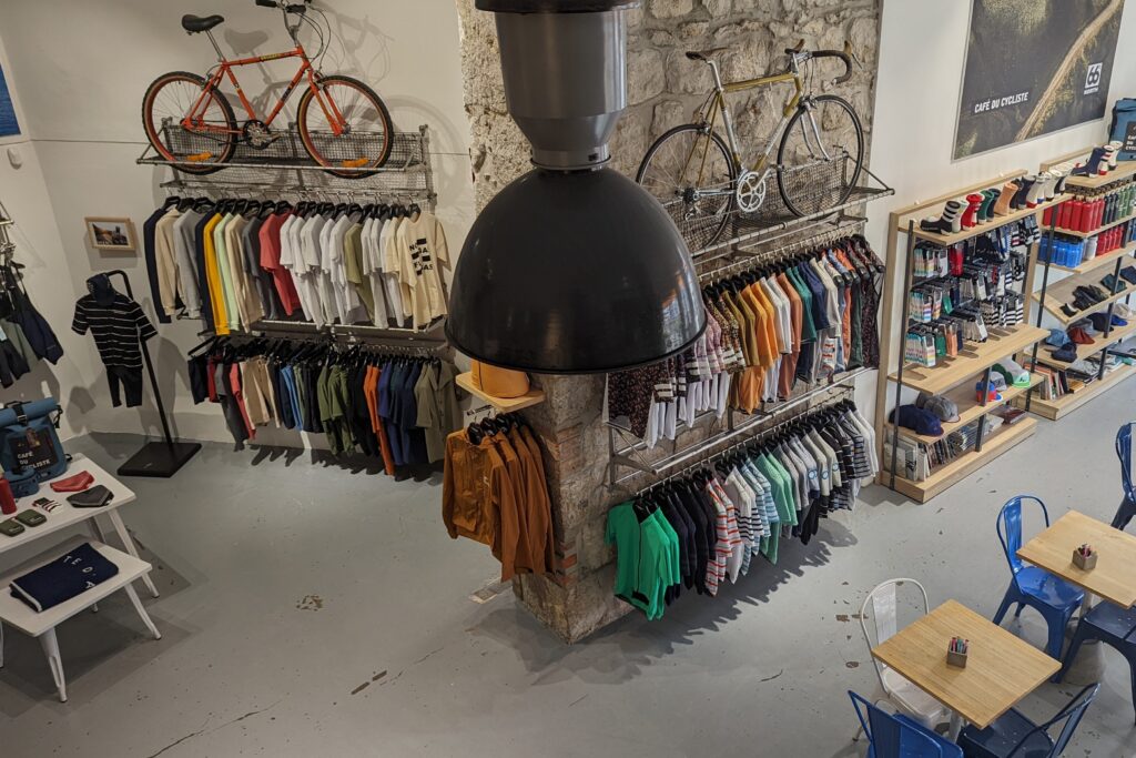 Nice-Antibes – Cafe du Cycliste interior 2 (copyright Simon MacMichael)