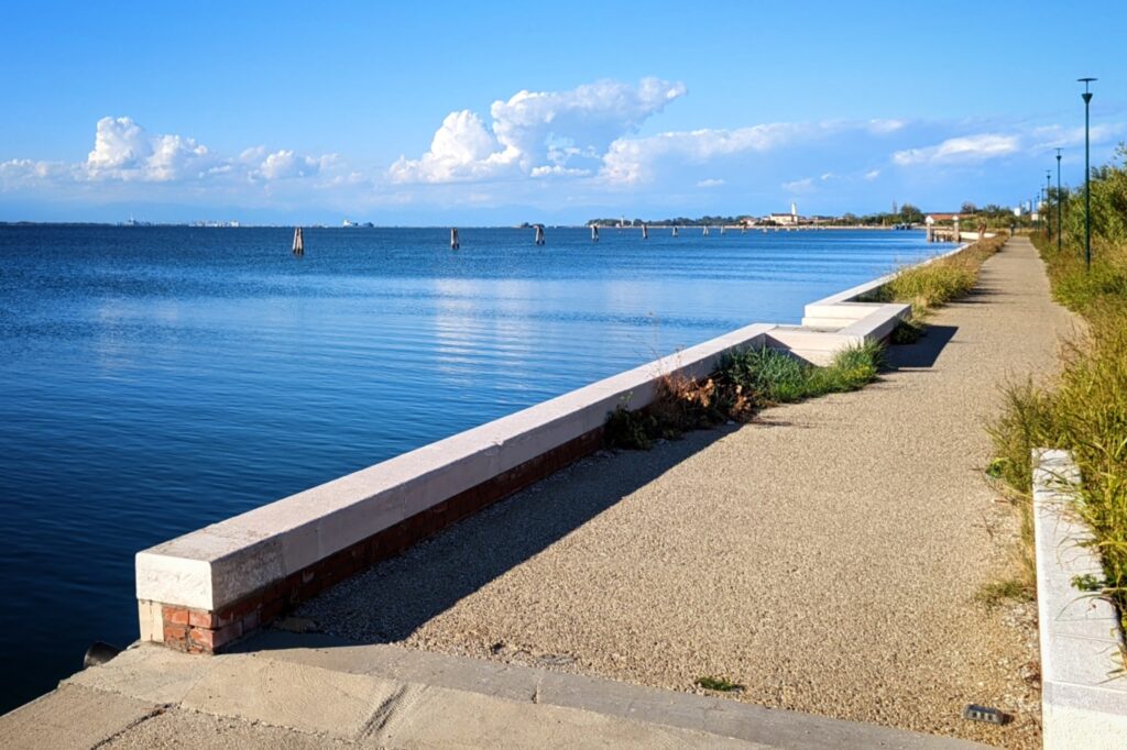 Pellestrina cycle path (copyright Simon MacMichael)