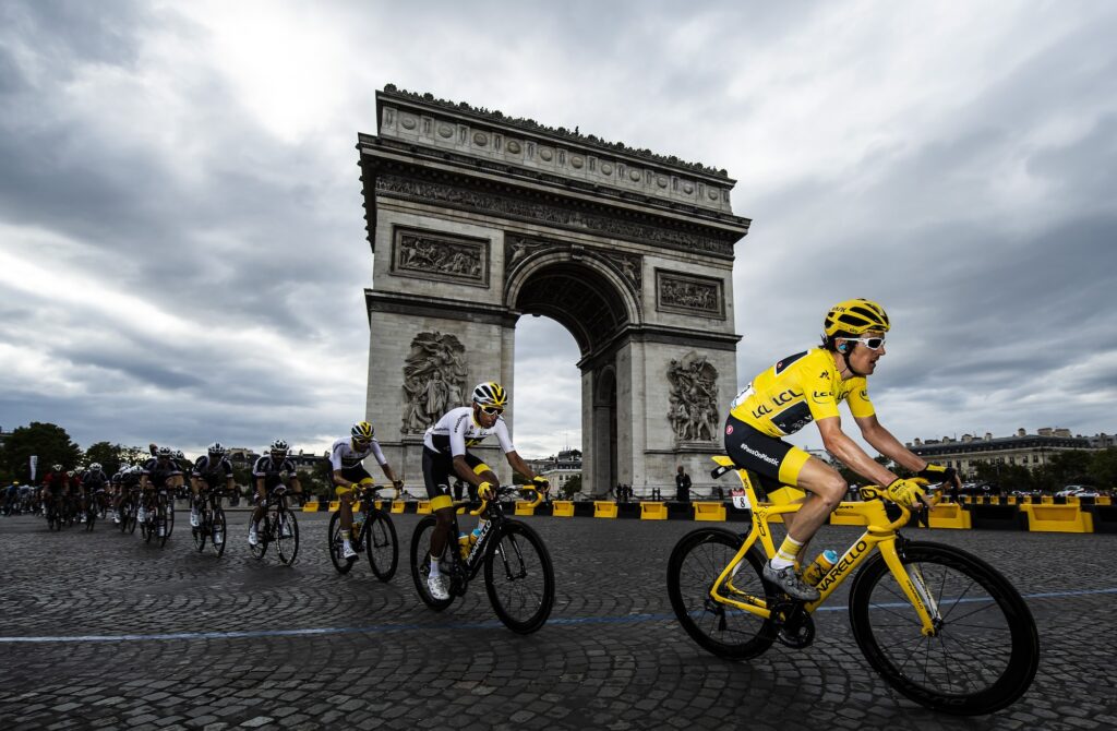 Picture by Alex Broadway-ASO-SWpix.com – 29-07-18 – Cycling – 2018 Tour de France – Stage Twenty-One – Houilles to Paris Champs-Élysées – Geraint Thomas rides past the Arc de Triomphe