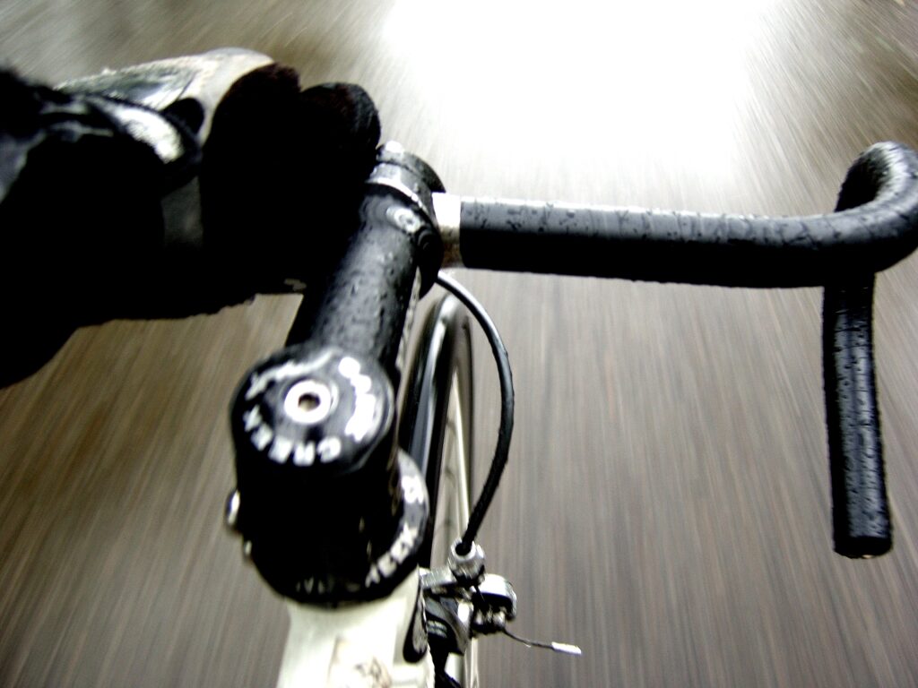 Riding in the rain (CC BY-SA 2.0 Dave Gingrich www.flickr.com:photos:ndanger)