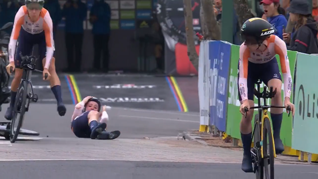 Annemiek van Vleuten crash World Championships Wollongong 2022 mixed relay