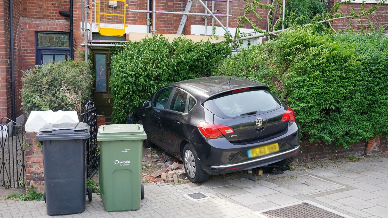https://cdn.road.cc/wp-content/uploads/roadcc/skynews-pm-house-crash_5766600.jpg