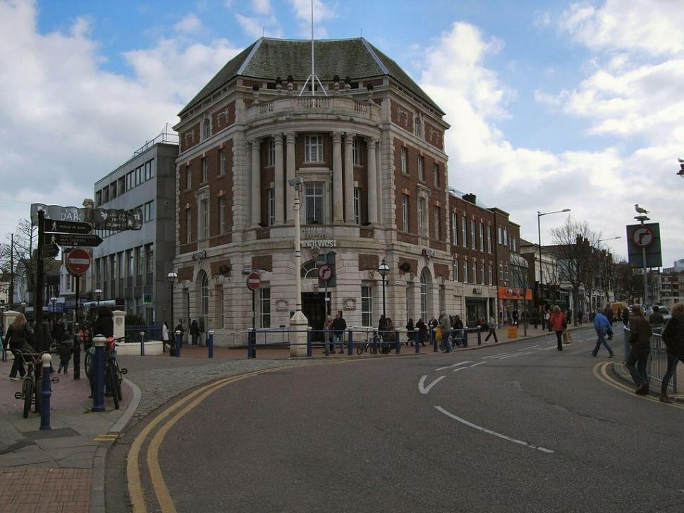 1024px-NatWest_Bank_Eastbourne_Town_Centre_-_geograph.org_.uk_-_1739122