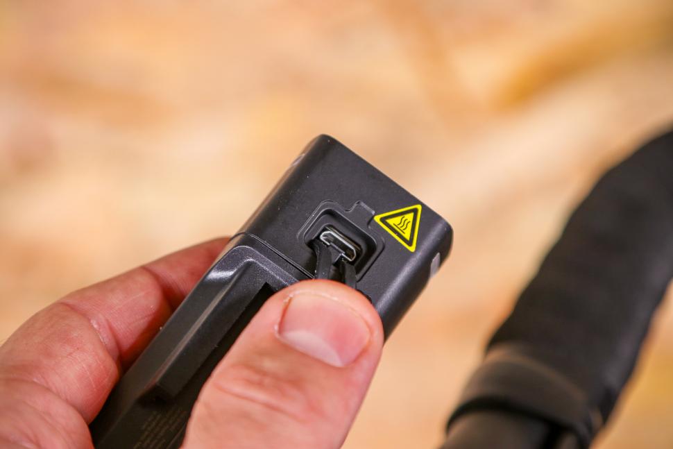 2020 Giant Recon HL1100 - USB port.jpg