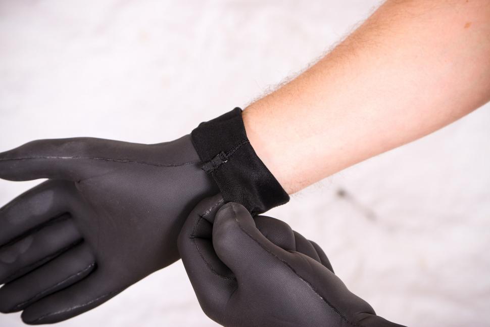 2020 Velotoze Waterproof Gloves 3.jpg