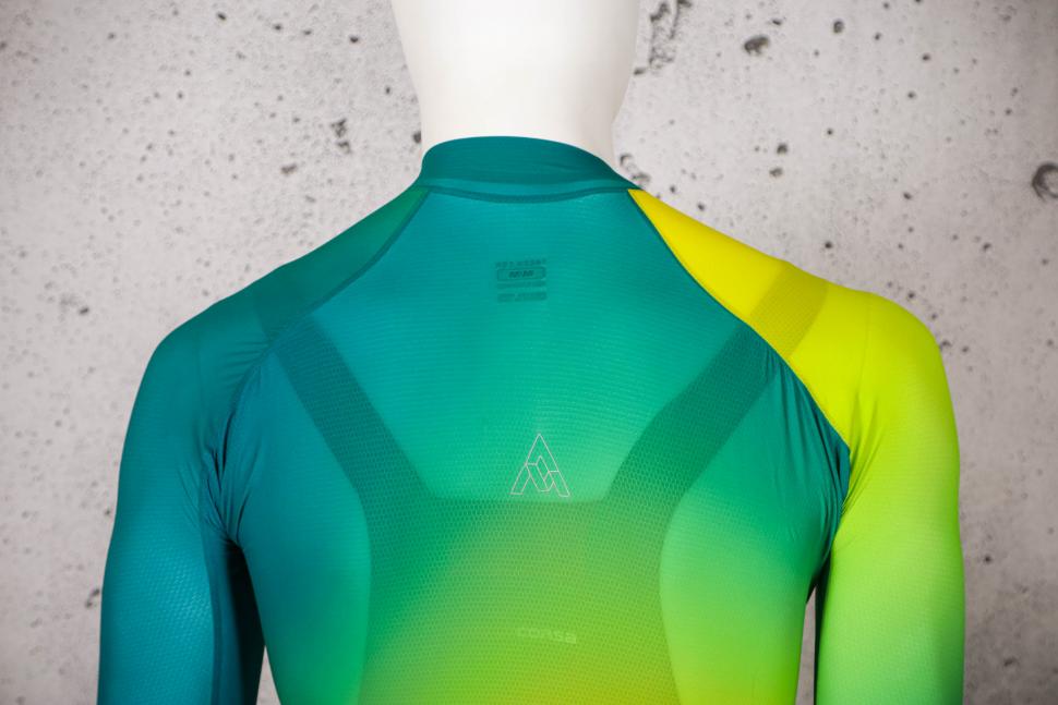 2021 7 mesh Skyline Jersey - shoulders.jpg