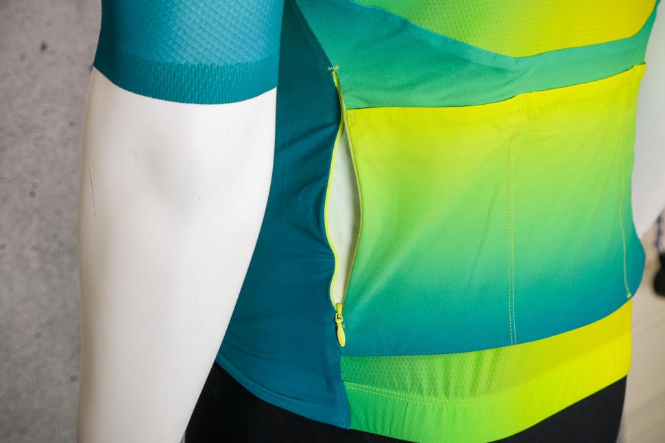 2021 7 mesh Skyline Jersey - zip pocket.jpg