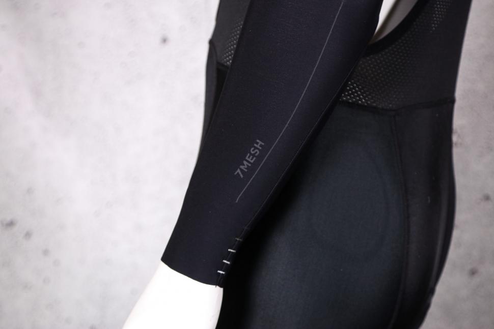 2021 7mesh Colorado Arm Warmer - logo detail.jpg