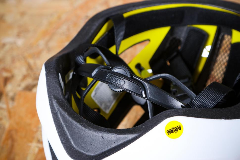 2021 Abus Macator MIPS helmet - tension system.jpg