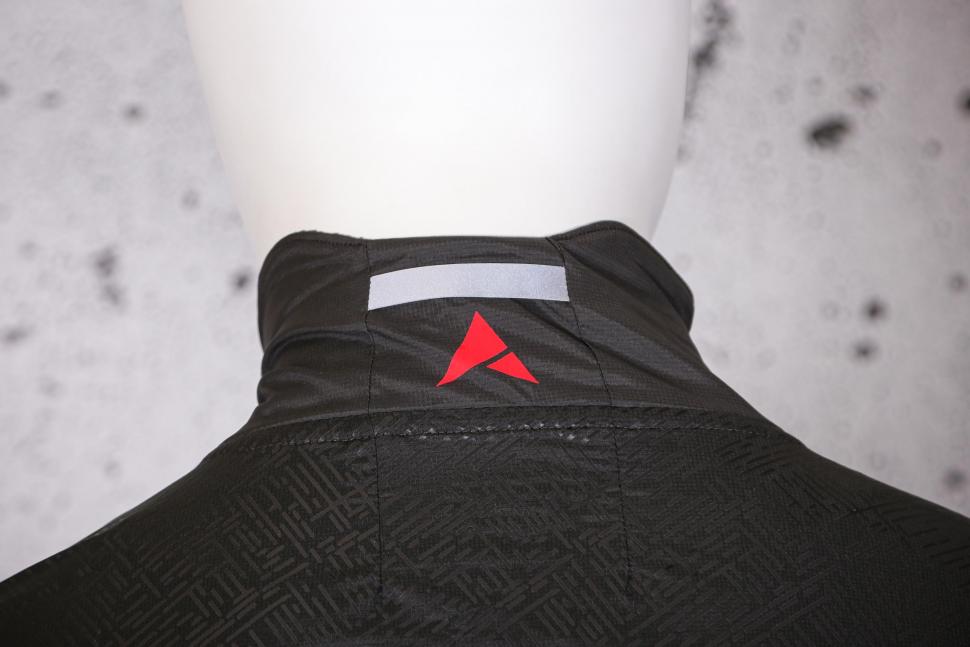 2021 Altura Icon Rocket Mens Packable Jacket - collar back.jpg