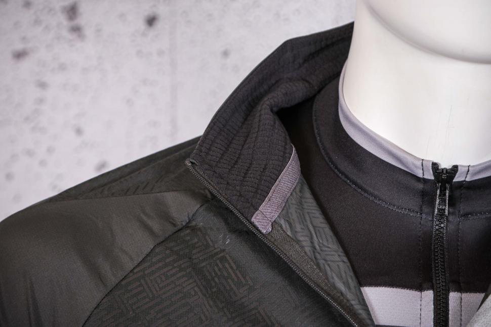 2021 Altura Icon Rocket Mens Packable Jacket - collar inside.jpg