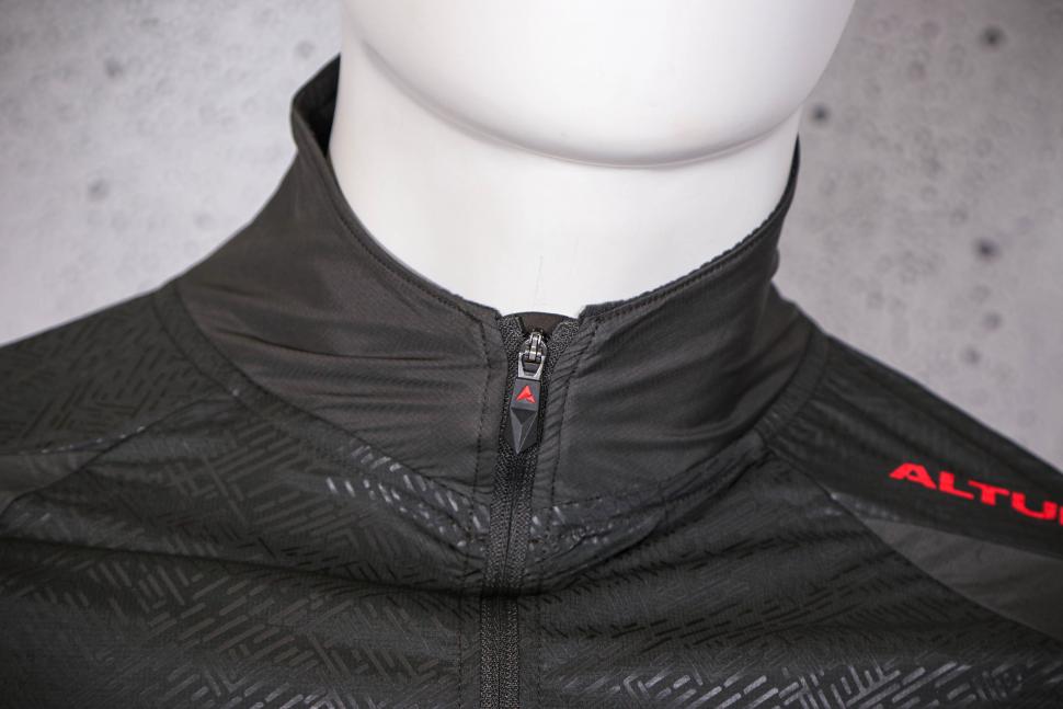 2021 Altura Icon Rocket Mens Packable Jacket - collar.jpg
