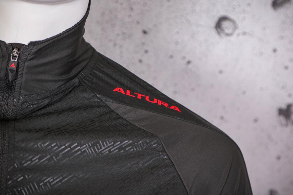 2021 Altura Icon Rocket Mens Packable Jacket - shoulder logo.jpg
