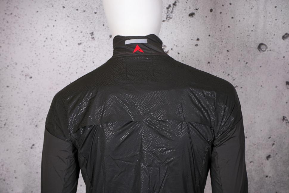 2021 Altura Icon Rocket Mens Packable Jacket - shoulders.jpg