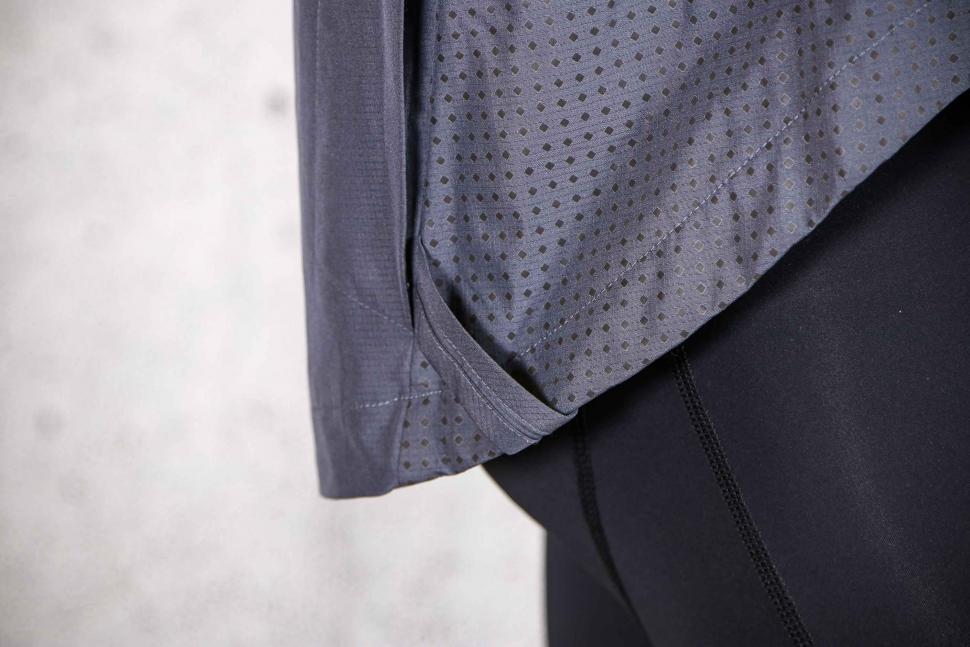 2021 Altura Nightvision Storm Thermal Gilet - drop detail.jpg
