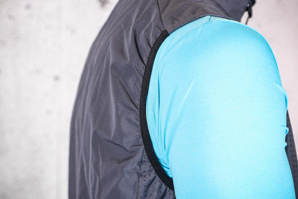 2021 Altura Nightvision Storm Thermal Gilet - elastic cuff.jpg