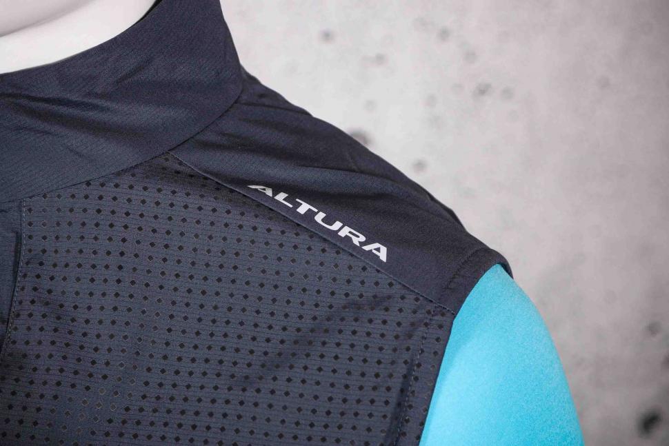 2021 Altura Nightvision Storm Thermal Gilet - shoulder.jpg
