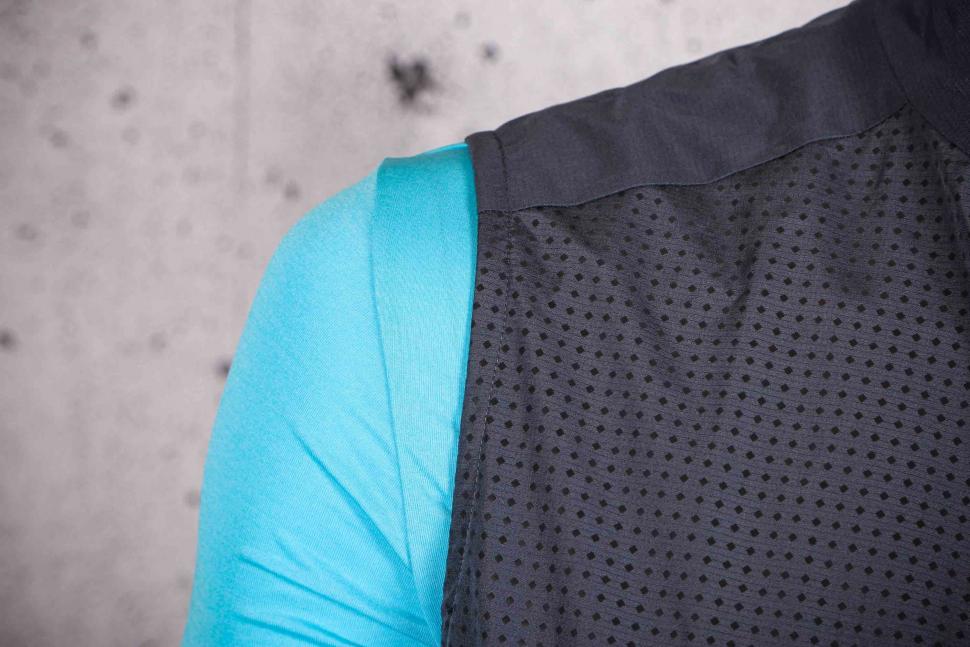2021 Altura Nightvision Storm Thermal Gilet - sleeve.jpg