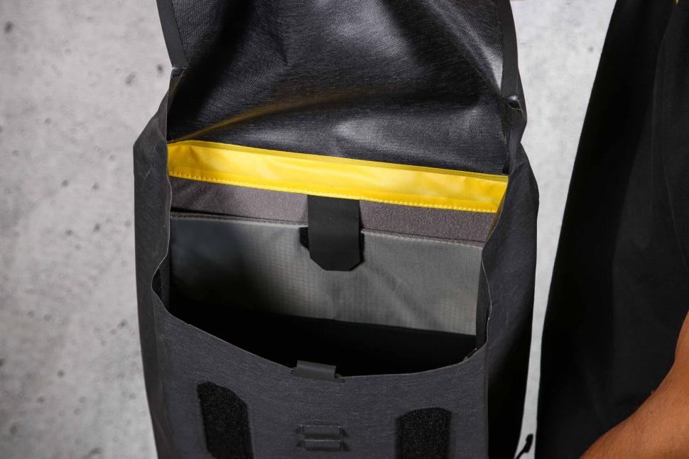 2021 Apidura City Backpack 17L - laptop sleeve.jpg