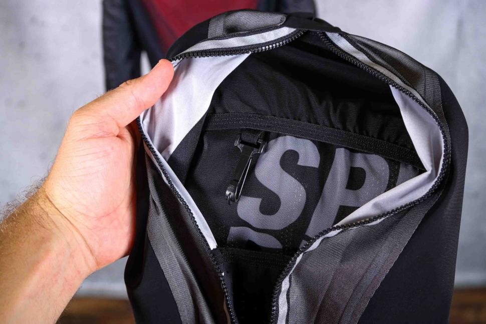 2021 Assos Assosoires Spider Bag G2 - key fob inside.jpg
