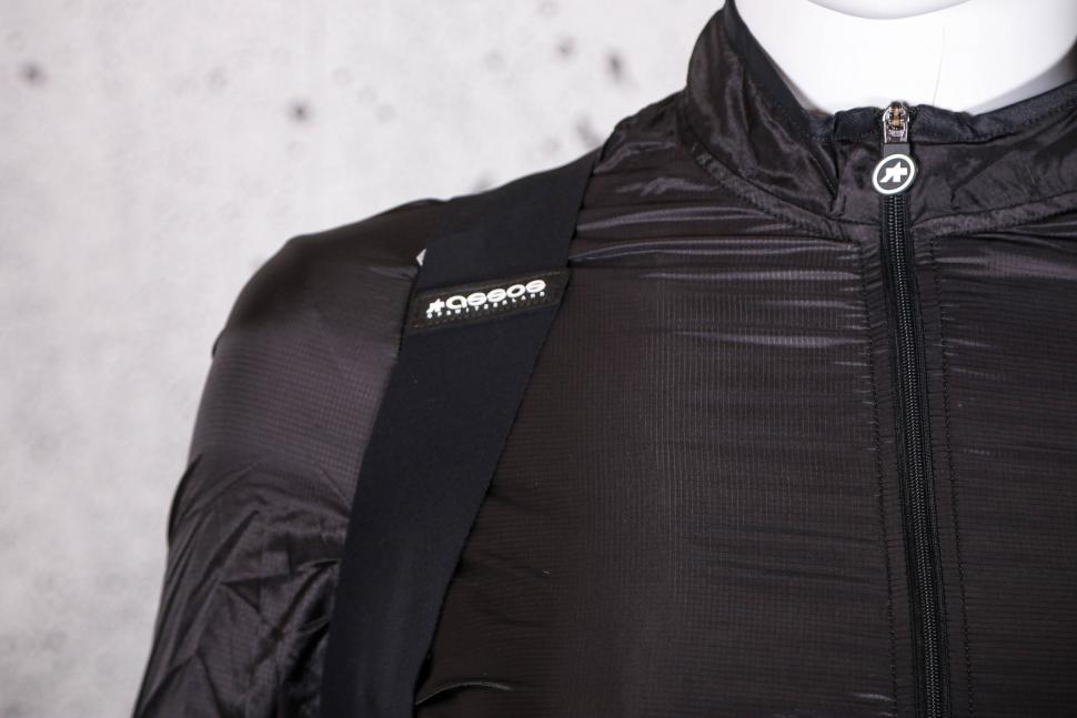 2021 Assos Assosoires Spider Bag G2 - strap logo 1.jpg