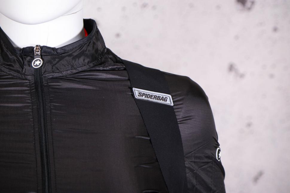 2021 Assos Assosoires Spider Bag G2 - strap logo 2.jpg