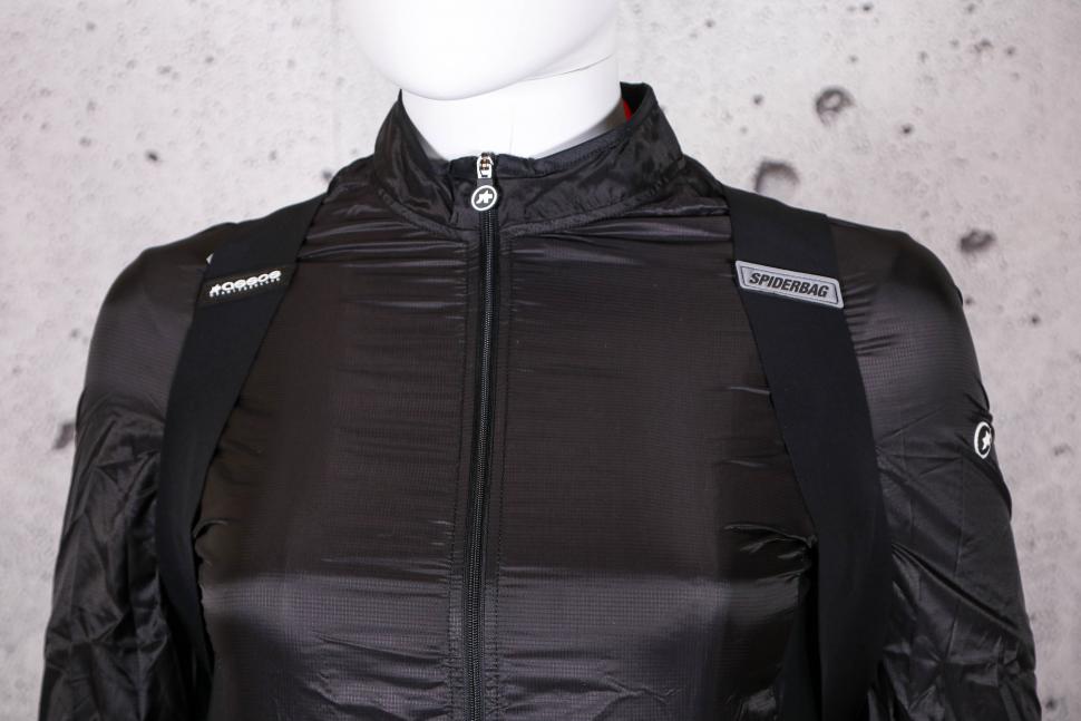 2021 Assos Assosoires Spider Bag G2 - straps.jpg