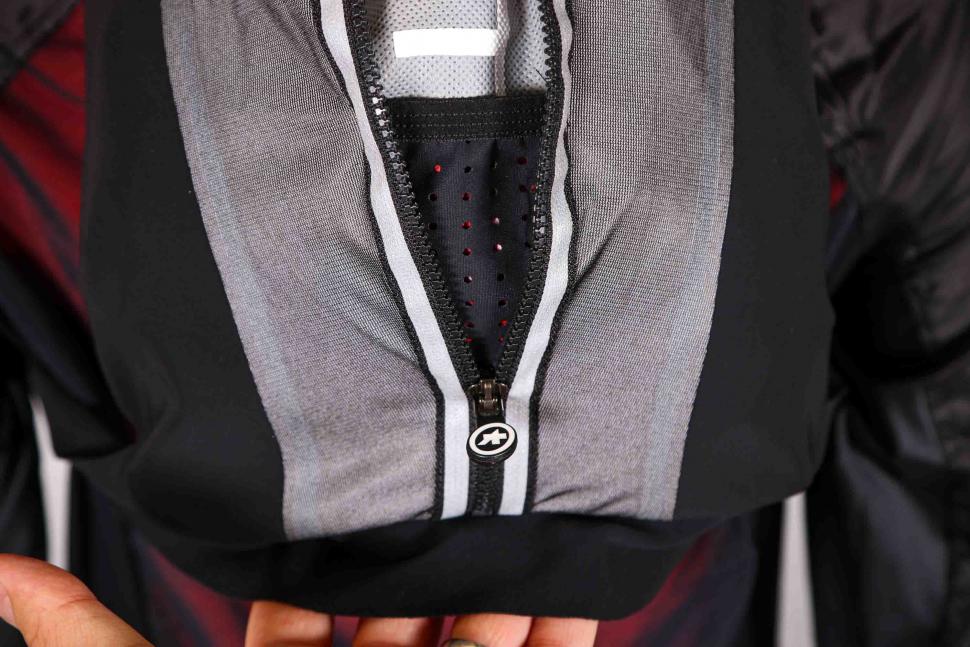 2021 Assos Assosoires Spider Bag G2 - zip detail.jpg