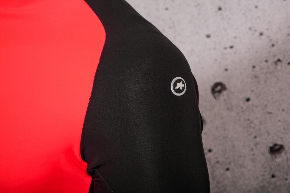 2021 Assos Mille GT Winter Jacket Evo - shoulder
