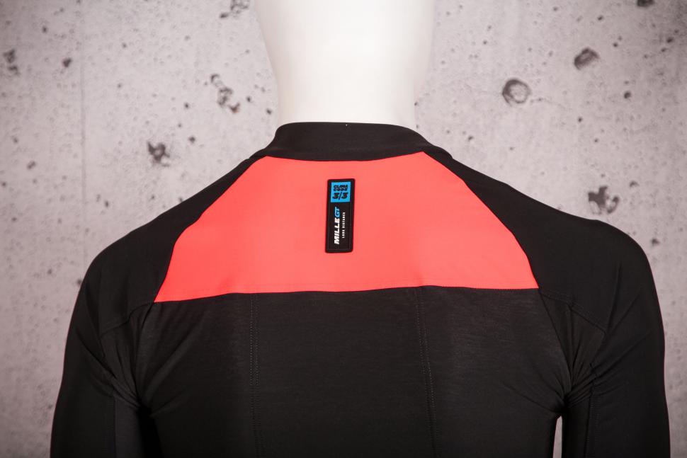 2021 Assos Mille GT Winter Jacket Evo - shoulders