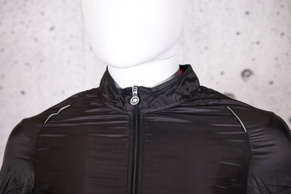 2021 Assos UMA GT wind jacket - collar.jpg