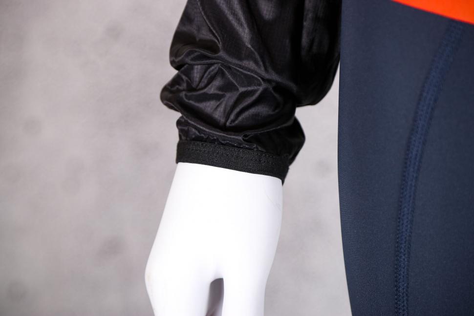 2021 Assos UMA GT wind jacket - cuff.jpg