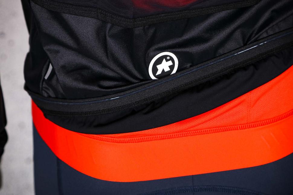 2021 Assos UMA GT wind jacket - gripper.jpg
