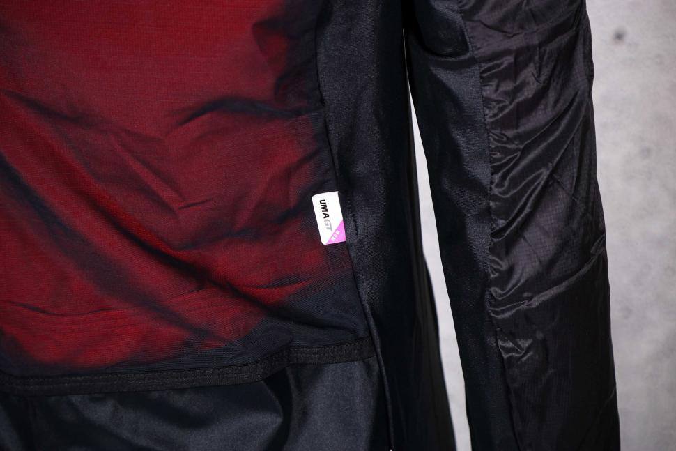 2021 Assos UMA GT wind jacket - label.jpg