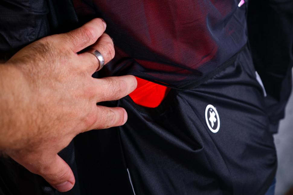 2021 Assos UMA GT wind jacket - pocket gaps.jpg