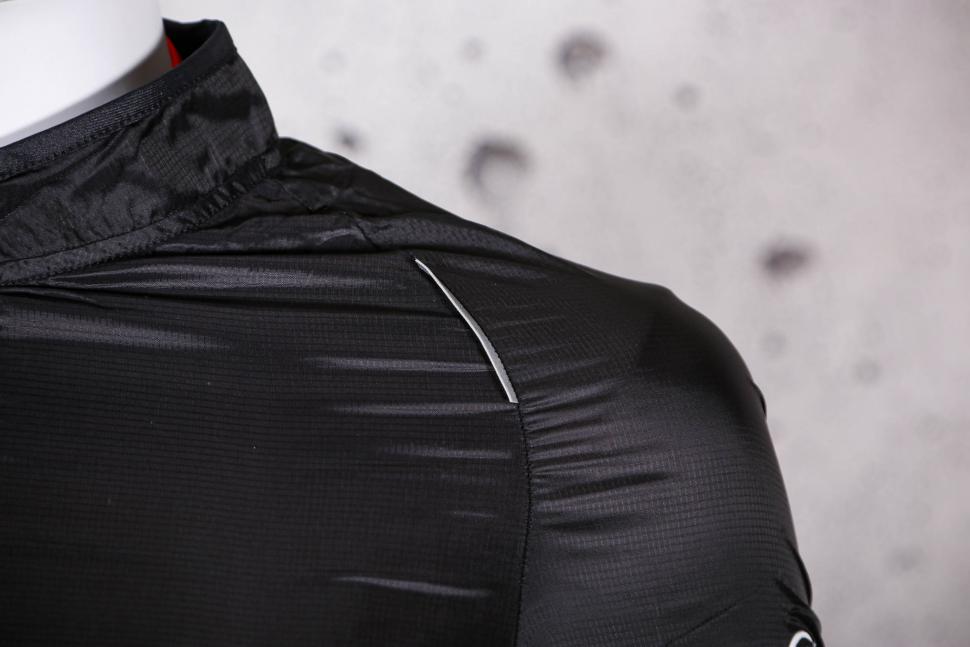 2021 Assos UMA GT wind jacket - reflective tab.jpg